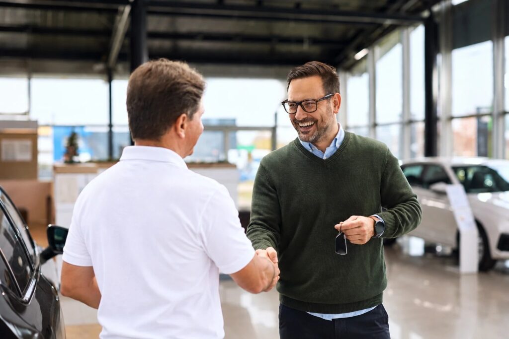 Asesor de Master Lease cerrando un acuerdo con un cliente empresarial